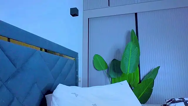 Mia Tin online show from 13, 9, 2025