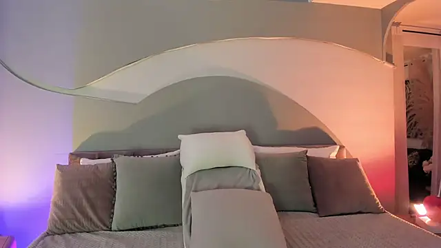 Nicolle W online show from 12, 11, 2025