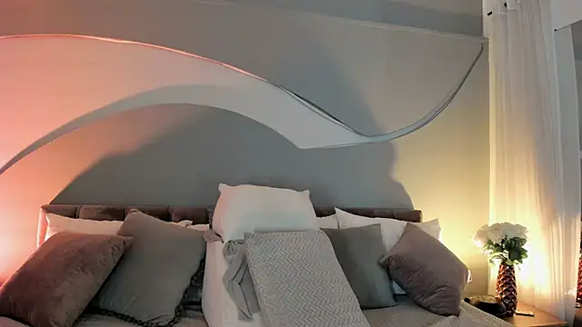 Nicolle W online show from 10, 2, 2026