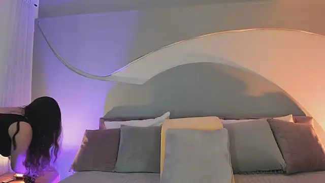 Nicolle W online show from 1, 11, 2025