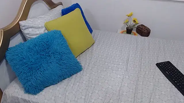 emiliaa hot online show from 5, 3, 2025