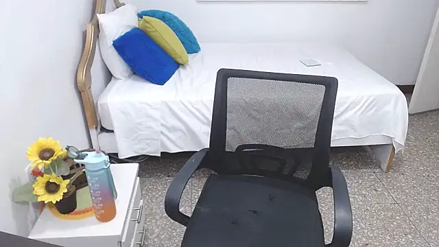 emiliaa hot online show from 8, 2, 2025