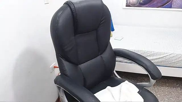 emiliaa hot online show from 13, 12, 2025