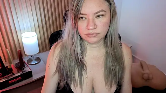 Snapshot of MarianL0ve chatting on 3, 11, 2025 MarianL0ve online show from 3, 11, 2025