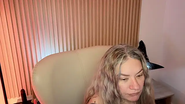 Snapshot of MarianL0ve chatting on 18, 10, 2025 MarianL0ve online show from 18, 10, 2025