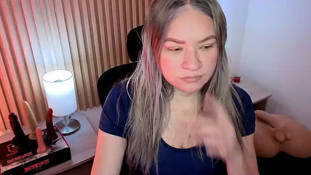 Snapshot of MarianL0ve chatting on 8, 11, 2025 MarianL0ve online show from 8, 11, 2025