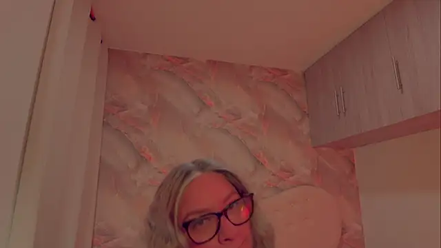 Snapshot of MarianL0ve chatting on 12, 9, 2025 MarianL0ve online show from 12, 9, 2025