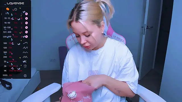 MonaLauu online show from 1, 3, 2025