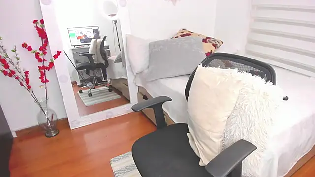 SharonVelvet online show from 18, 3, 2025