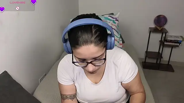 Snapshot of blue__moon_ chatting on 27, 4, 2026 blue moon online show from 27, 4, 2026