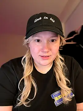 PiggyRose online show from 22, 11, 2025