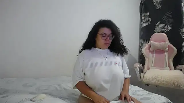 Snapshot of mabigomez00 chatting on 19, 11, 2025 mabigomez00 online show from 19, 11, 2025