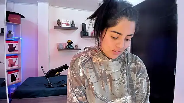 Catalinaa martinez online show from 24, 2, 2025