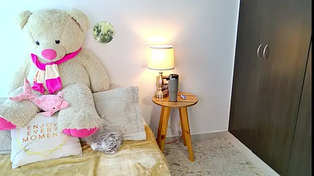 Snapshot of SarahCinnamon- chatting on 9, 7, 2026 SarahCinnamon- online show from 9, 7, 2026