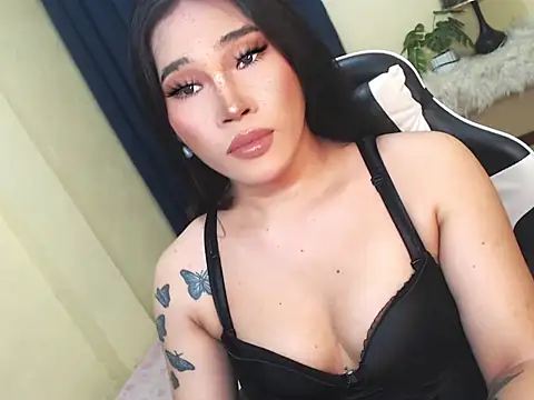 Ur Fantastic Lina online show from 3, 11, 2025