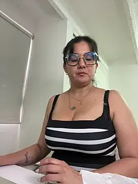 Snapshot of SWEETLILY18 chatting on 4, 3, 2025 SWEETLILY18 online show from 4, 3, 2025