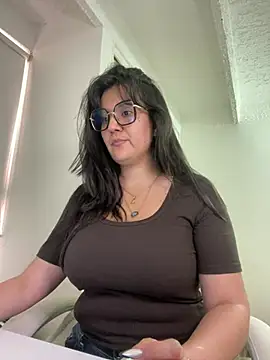 Snapshot of SWEETLILY18 chatting on 3, 3, 2025 SWEETLILY18 online show from 3, 3, 2025