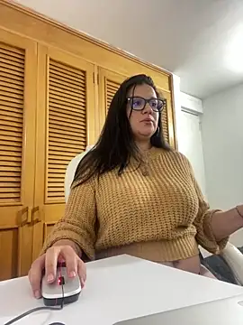 Snapshot of SWEETLILY18 chatting on 3, 10, 2025 SWEETLILY18 online show from 3, 10, 2025