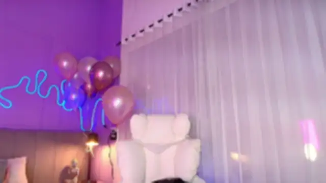 Snapshot of Sofly_s chatting on 4, 4, 2026 Sofly s online show from 4, 4, 2026