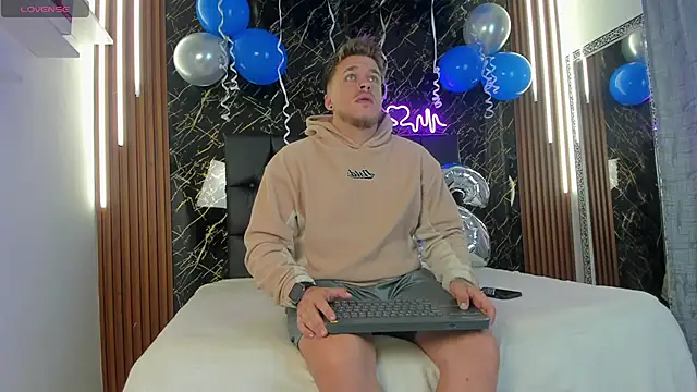 Snapshot of keane_lee chatting on 8, 10, 2025 keane lee online show from 8, 10, 2025