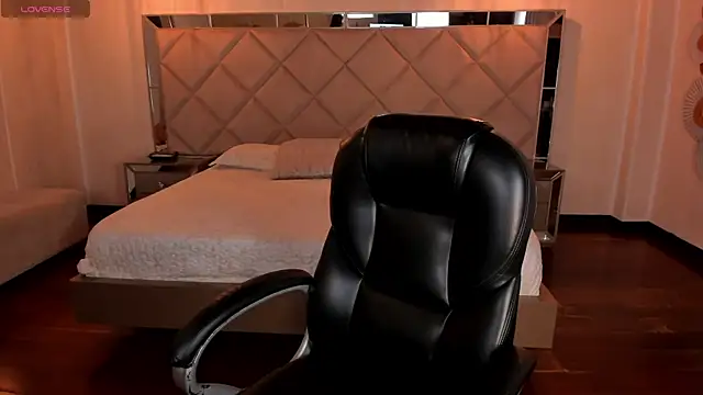 MaryLewis  online show from 12, 4, 2026