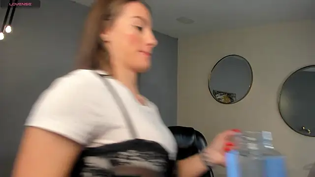 Snapshot of MaryLewis_ chatting on 12, 1, 2026 MaryLewis online show from 12, 1, 2026