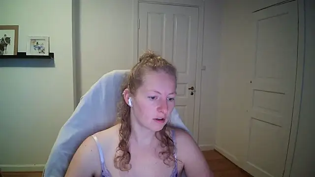 Girlnina-1995 online show from 25, 9, 2025