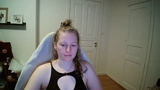 Girlnina-1995 online show from 17, 3, 2026