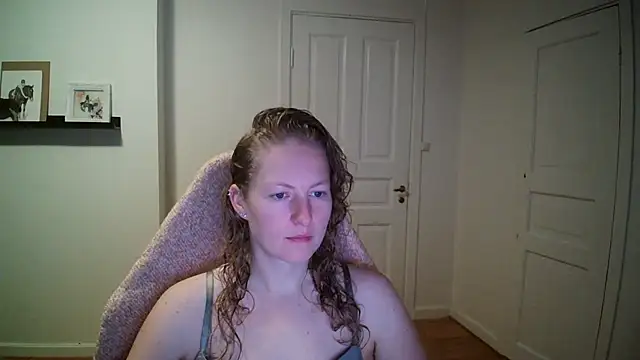 Girlnina-1995 online show from 7, 10, 2025