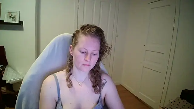 Girlnina-1995 online show from 11, 3, 2026