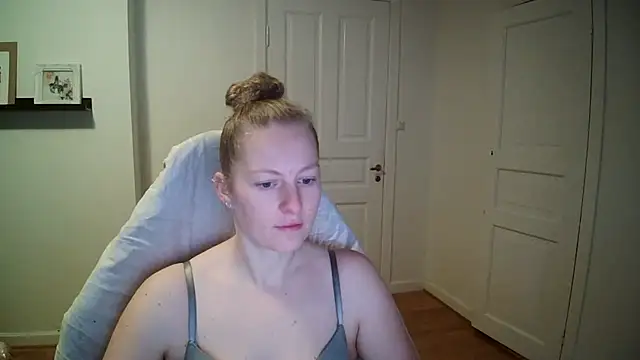 Girlnina-1995 online show from 27, 11, 2025