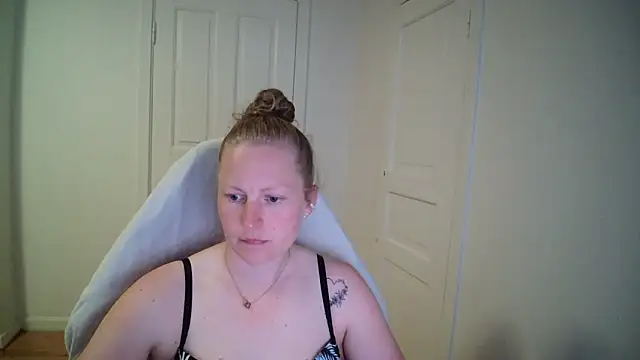 Girlnina-1995 online show from 11, 5, 2026