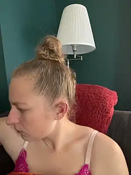 Girlnina-1995 online show from 28, 10, 2025