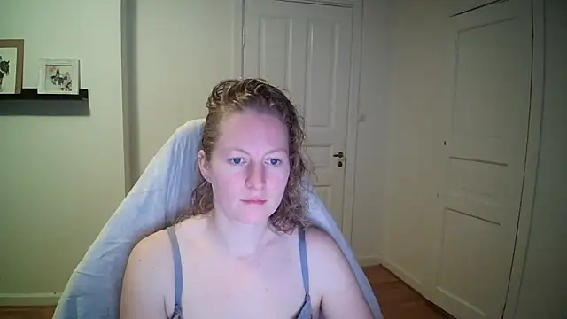 Girlnina-1995 online show from 31, 10, 2025