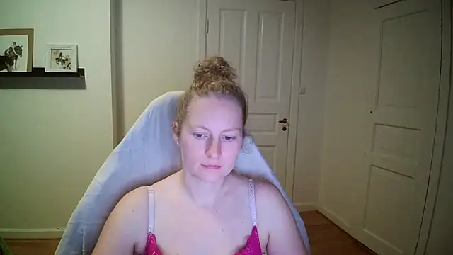 Girlnina-1995 online show from 28, 10, 2025