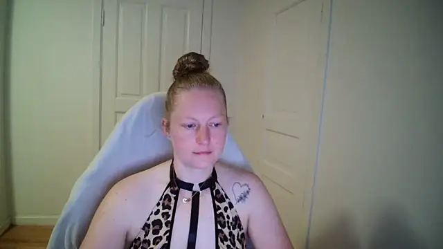 Girlnina-1995 online show from 19, 5, 2026