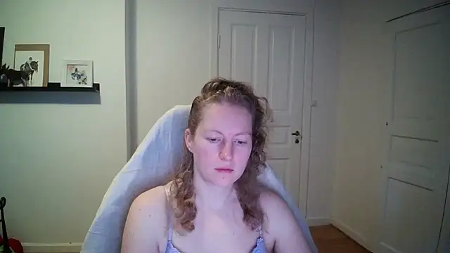 Girlnina-1995 online show from 18, 11, 2025