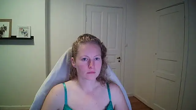 Girlnina-1995 online show from 18, 9, 2025