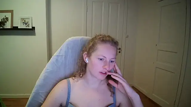 Girlnina-1995 online show from 14, 10, 2025