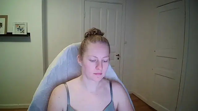 Girlnina-1995 online show from 6, 11, 2025