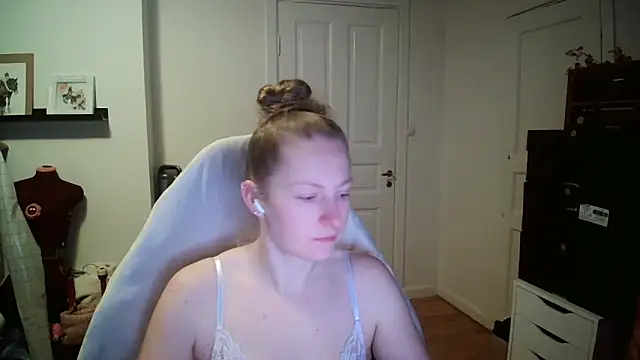 Girlnina-1995 online show from 18, 12, 2025