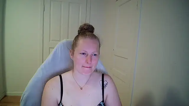 Girlnina-1995 online show from 18, 5, 2026