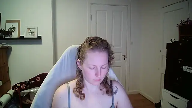 Girlnina-1995 online show from 13, 2, 2026