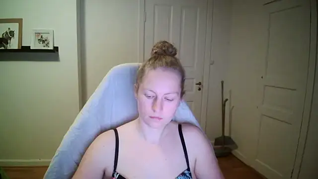 Girlnina-1995 online show from 16, 10, 2025