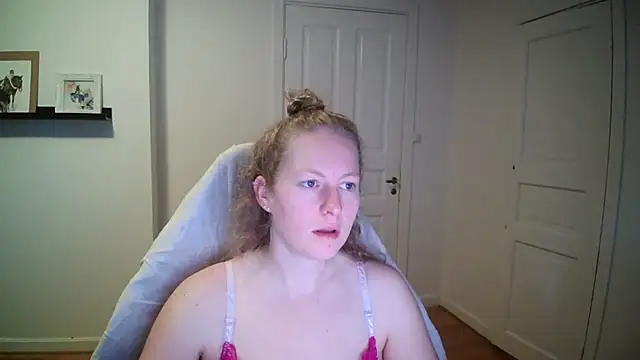 Girlnina-1995 online show from 13, 10, 2025