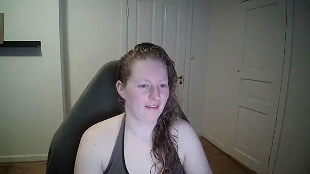 Girlnina-1995 online show from 17, 3, 2025