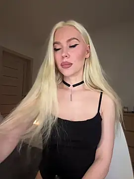 Snapshot of xDinnax chatting on 5, 11, 2025 xDinnax online show from 5, 11, 2025