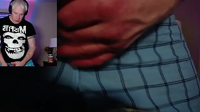 Snapshot of Snarfle82 chatting on 22, 11, 2025 Snarfle82 online show from 22, 11, 2025