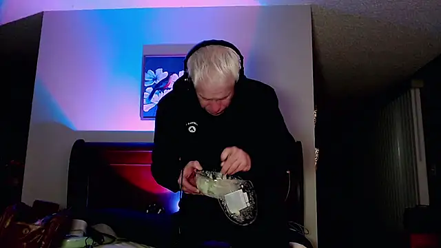 Snapshot of Snarfle82 chatting on 13, 11, 2025 Snarfle82 online show from 13, 11, 2025