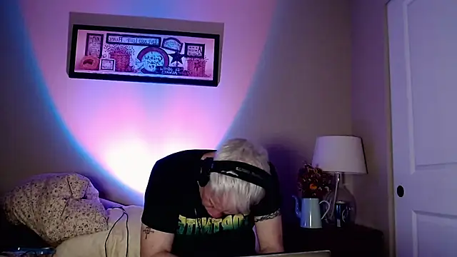 Snapshot of Snarfle82 chatting on 17, 11, 2025 Snarfle82 online show from 17, 11, 2025